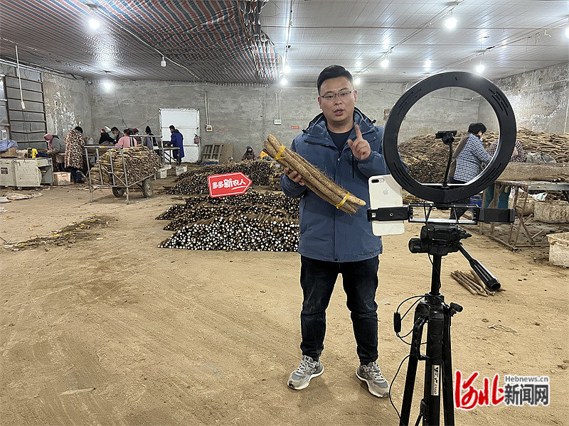 哥哥李宁经常直播带货，推销当地的优质麻山药。沈晓凯 摄