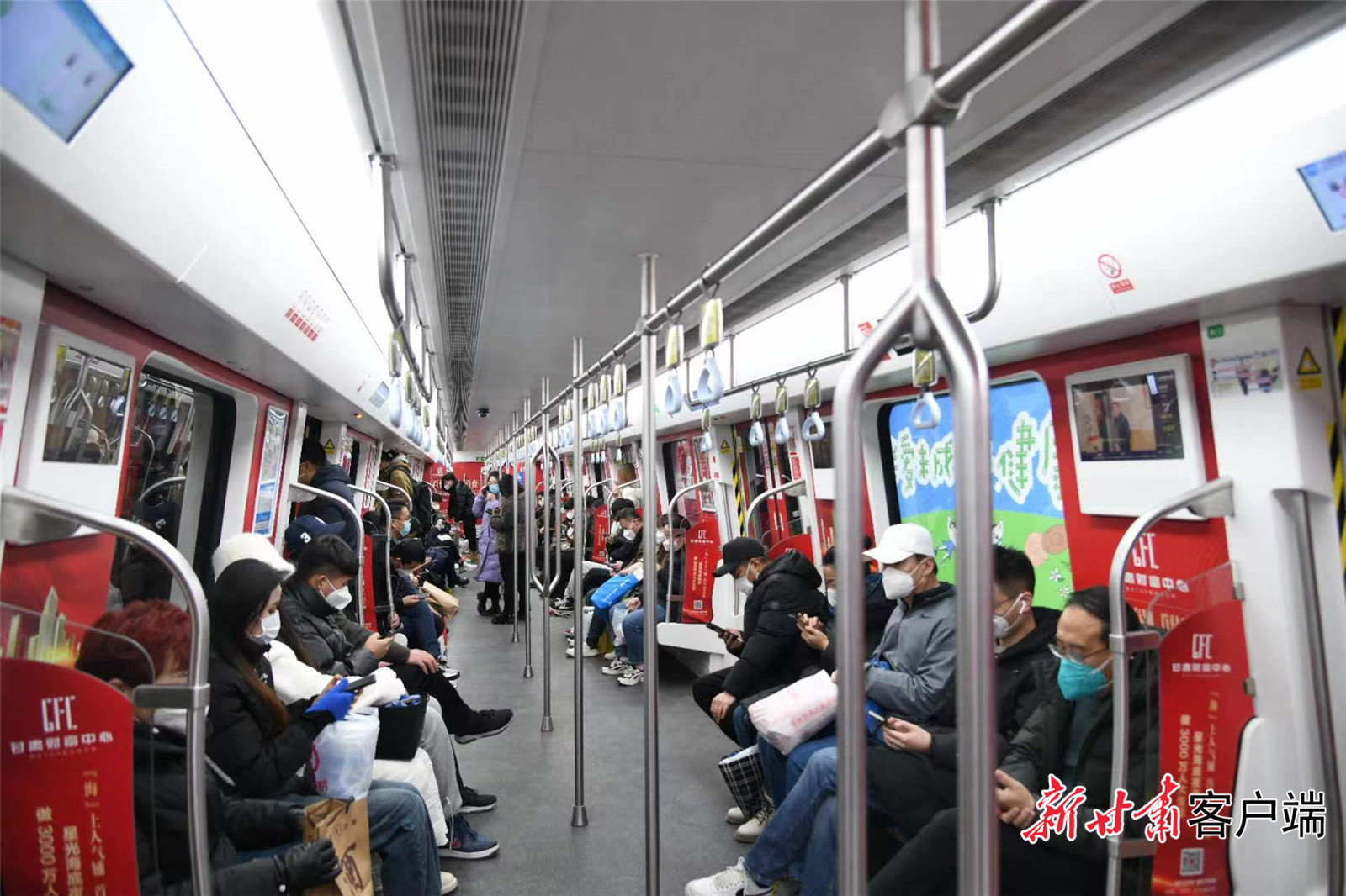 地铁车厢内乘客众多 新甘肃&middot;甘肃日报记者 李永萍