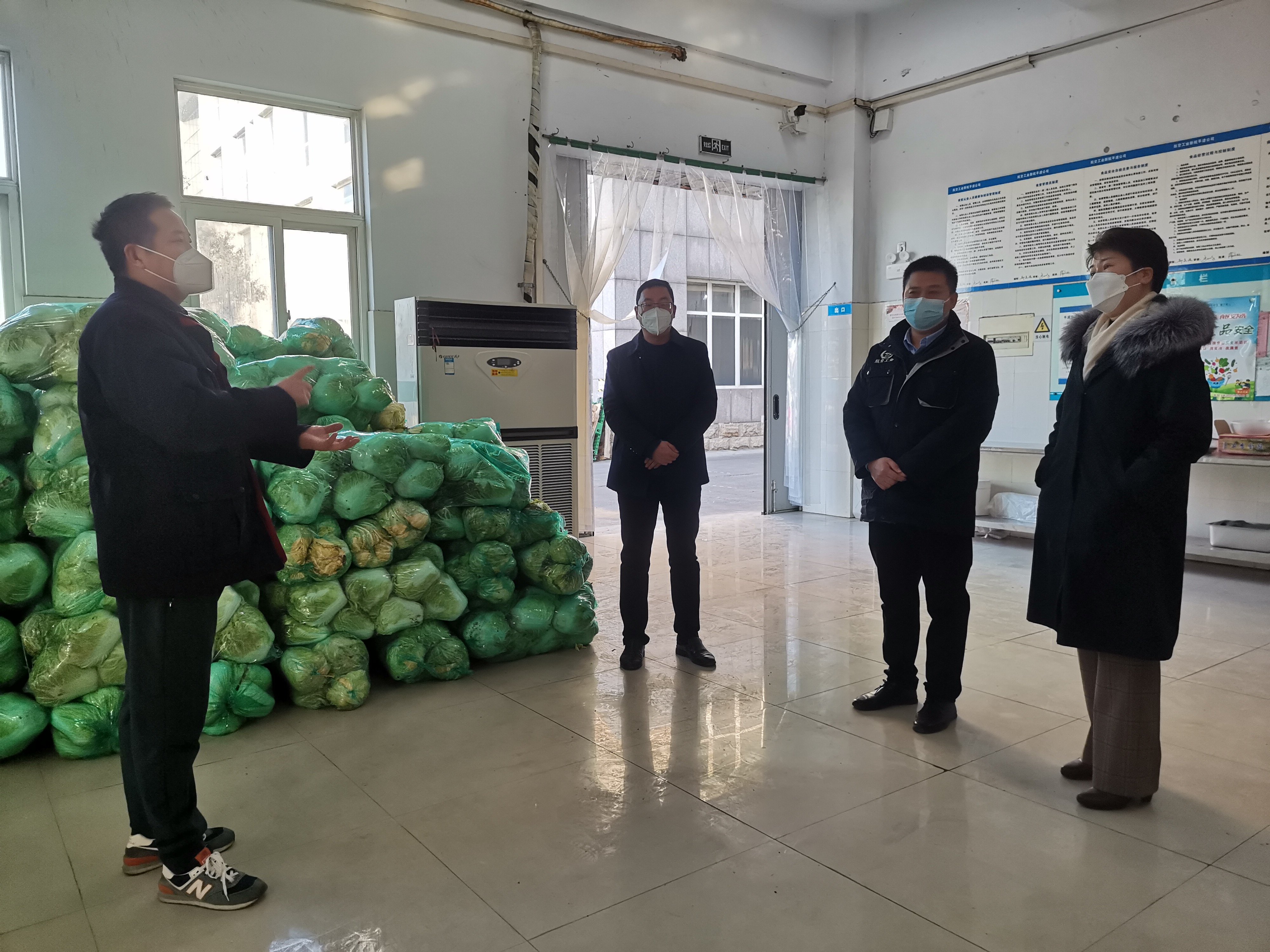 区党工委委员、组织和人事局局长荆会云同志为平原滤清器公司送去暖心蔬菜