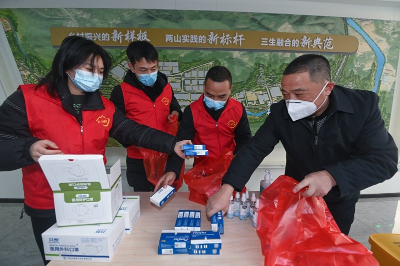 在杭州市临安区太湖源镇党群服务中心,村社医疗小分队的志愿者们在分装健康礼包,健康礼包里有消毒液、口罩、必备药品等。新华社记者徐昱 摄