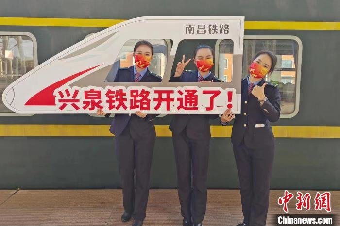 乘务人员在列车前合影留念。　中国铁路南昌局供图