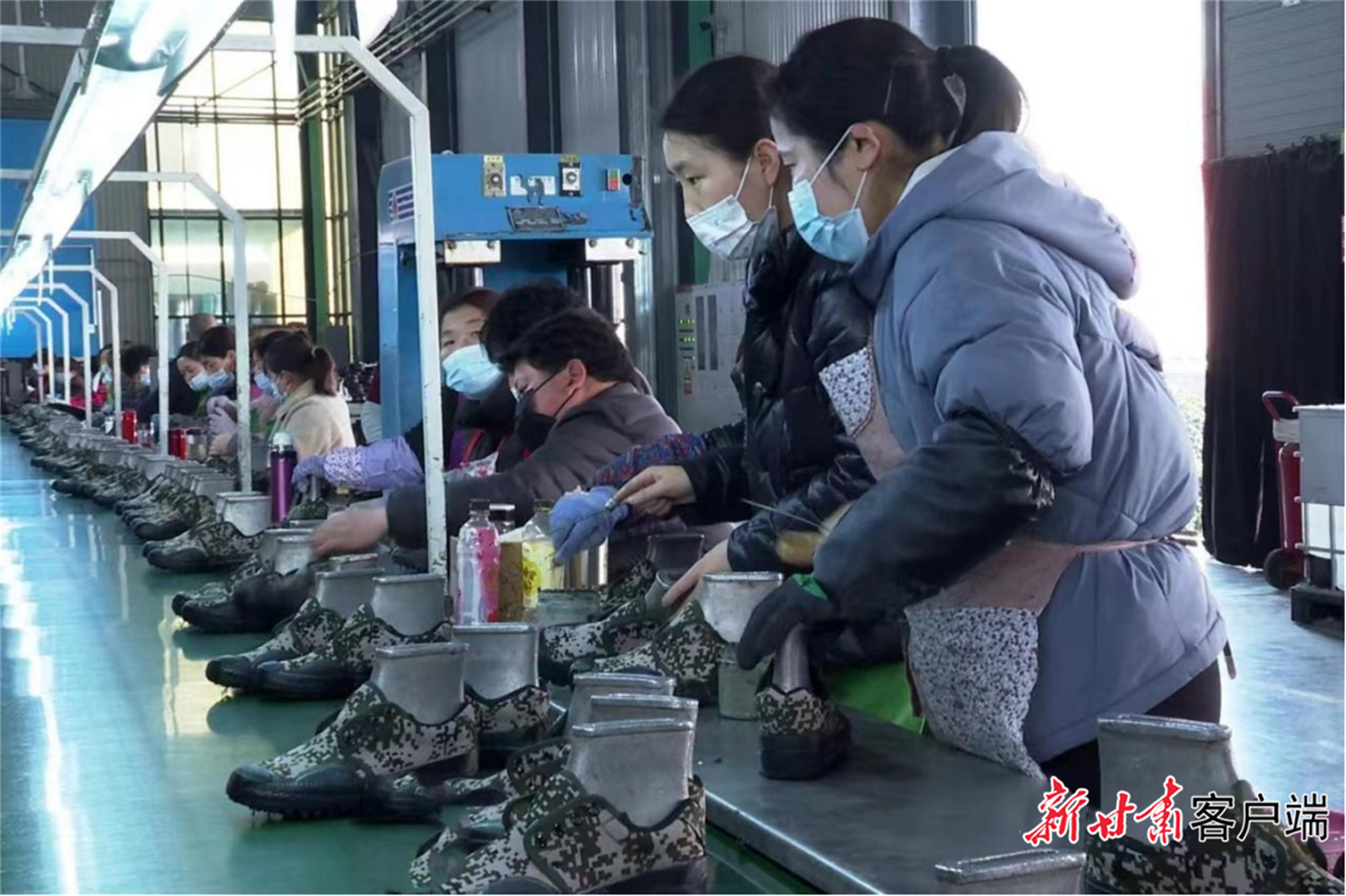 天水恒远鞋业有限公司加工车间里,工人们在生产线上忙碌。