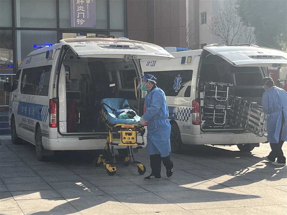 仁济医院门口,救护车往来频繁。李楚悦 摄
