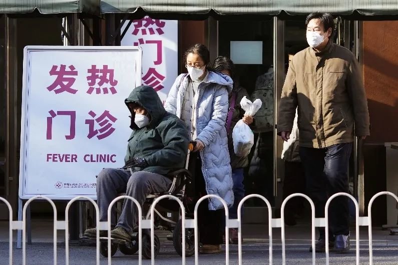 2022年12月23日，北京市民在一家医院的发热门诊就诊
