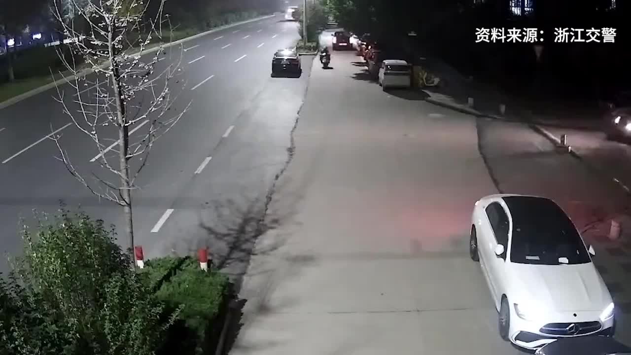 电动车逆向行驶，迎面撞上小轿车