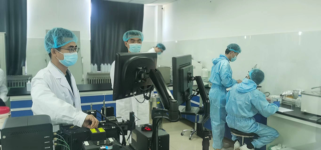 吉林省新牧科技有限公司的实验室内，实验员正在观察冻精数据。新华社记者张博宇摄