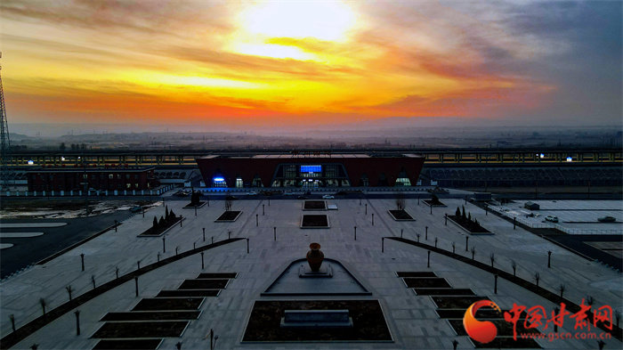 霞光中平川西站如画 张博行 摄