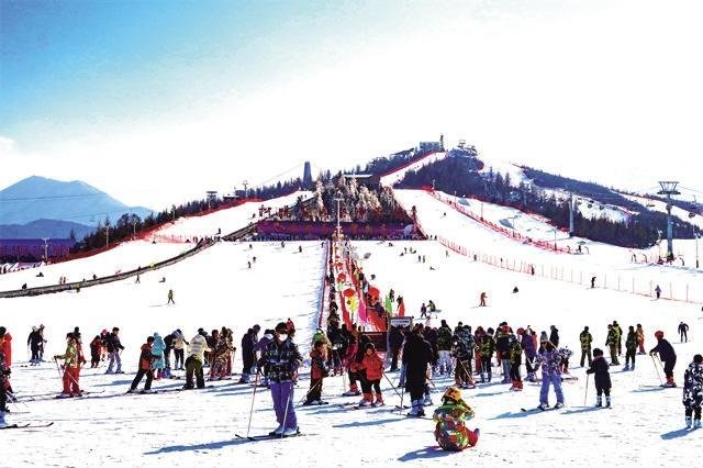 和政松鸣岩国际滑雪场