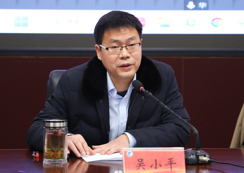 吴小平,彭元为荣休教职工代表颁发荣休纪念牌和红带,赠送鲜花和贺卡