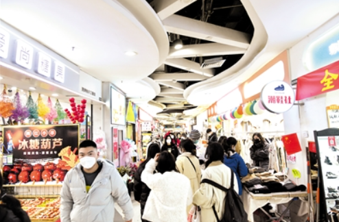 12月30日，热闹的郑州德化街客流量显著回升