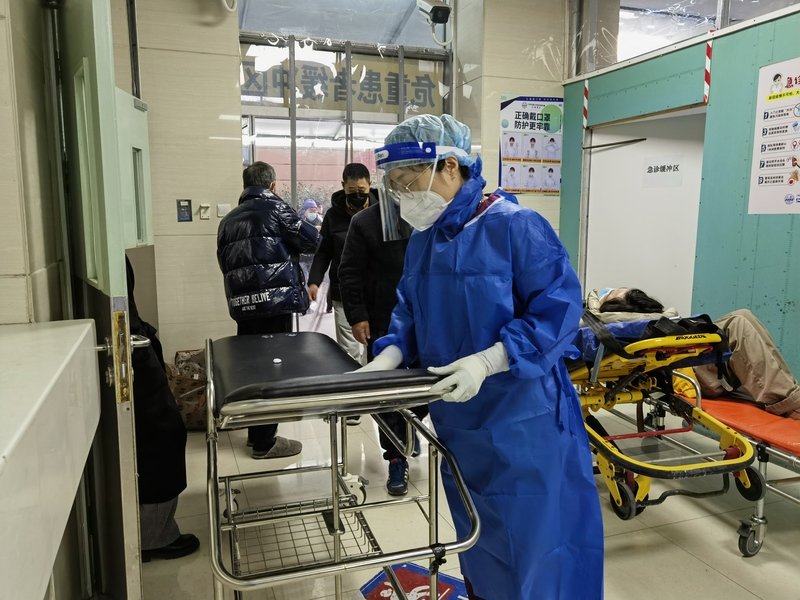 护士在清洁上一个患者用过归还的观察床。林子璐 摄