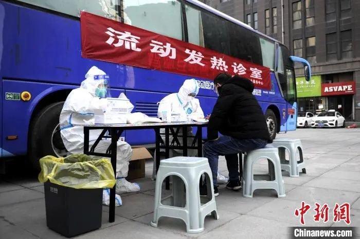 近日,西安一广场上的大巴车“变身”流动发热诊室开始接诊附近居民。高铖 摄