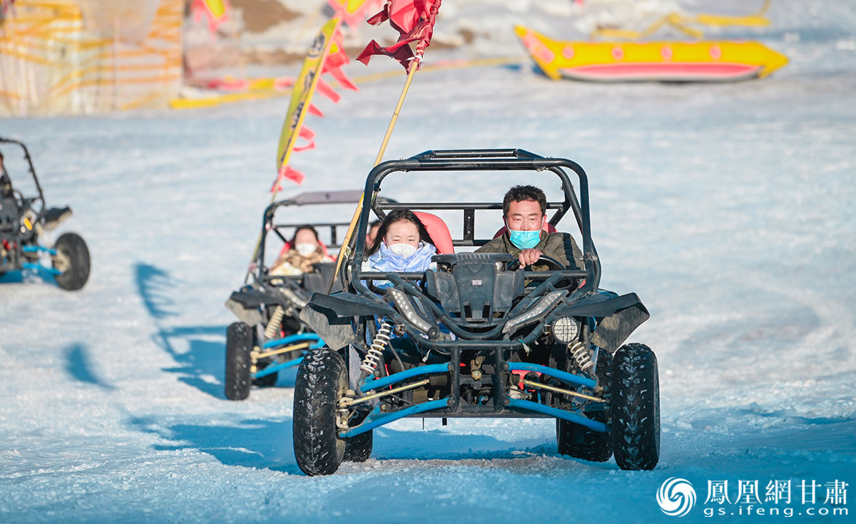 驾驶酷劲十足的雪地卡丁车，在雪地里漂移撒欢。杨艺锴 摄