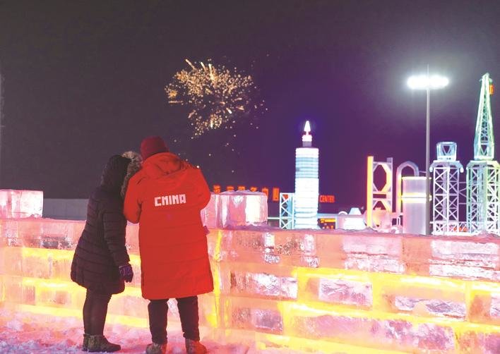 市民在长春冰雪新天地观看烟花。新华社记者 王帆 摄