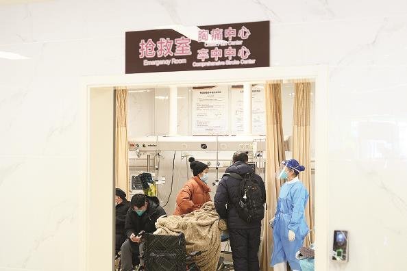 曙光医院东院抢救室,医护人员救治病人 本报记者 孙中钦 摄