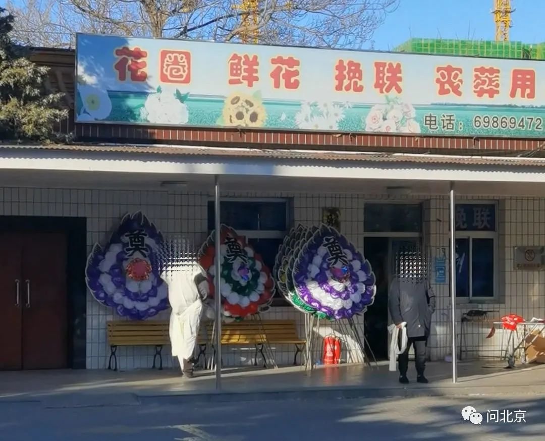 前来殡仪馆办理业务的市民/夏末 摄