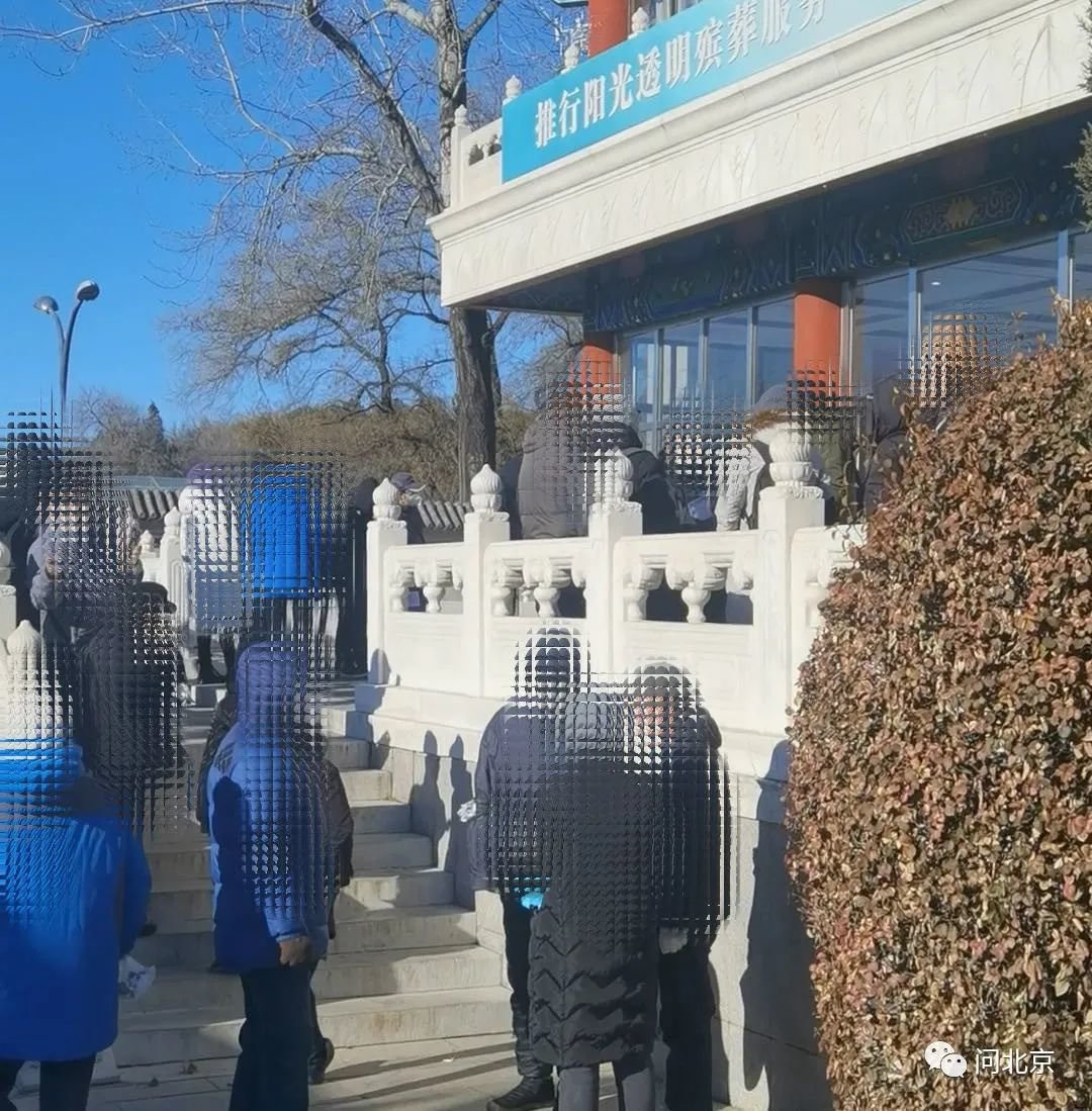 前来殡仪馆办理业务的市民/夏末 摄