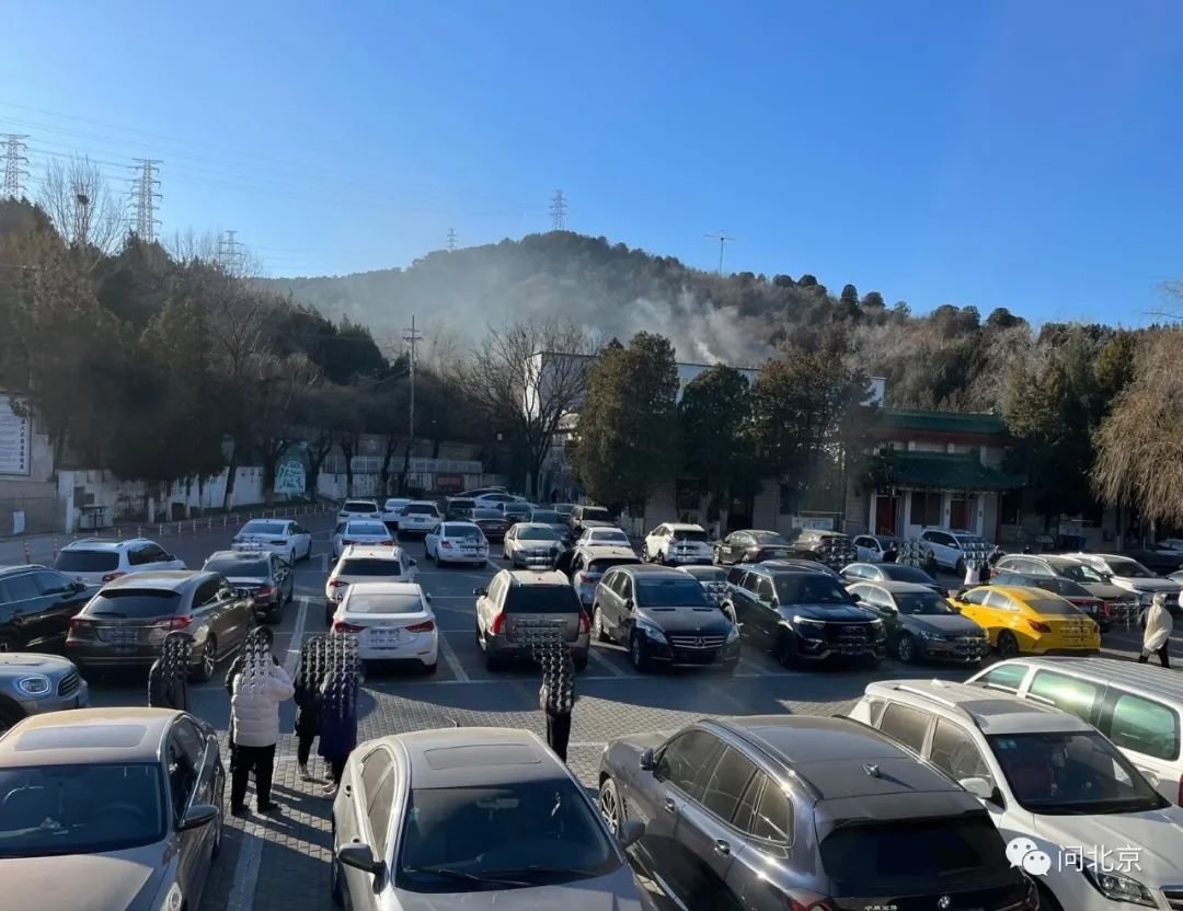 前来殡仪馆办理业务的市民/夏末 摄