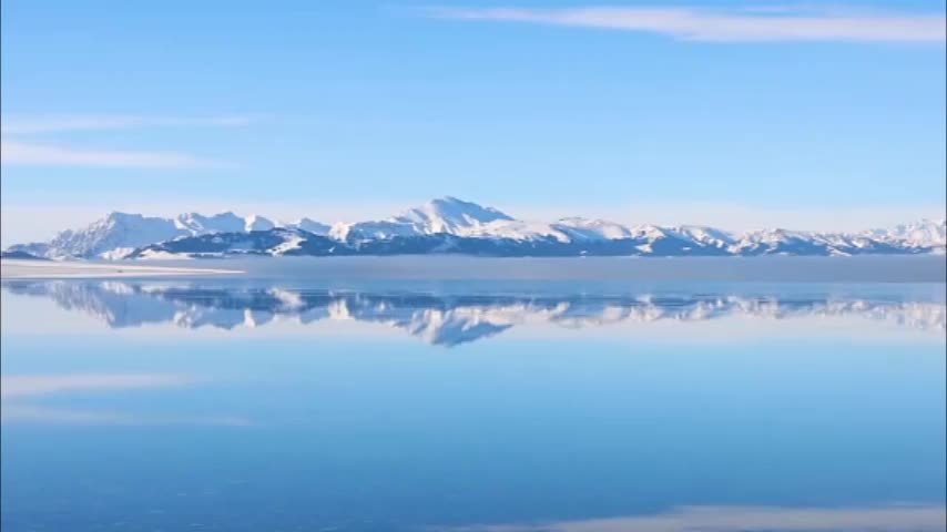 赛里木湖倒映雪山美如天空之镜