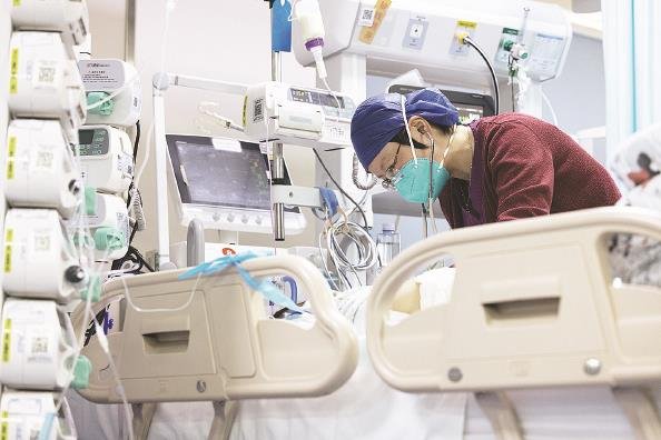 新华医院儿童急诊ICU阳性病区,医生查看重症儿童的状况 本报记者 萧君玮 摄