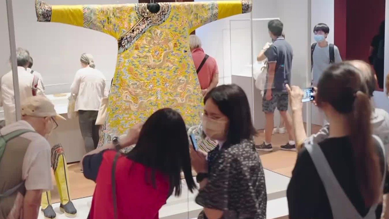 香港故宫文化博物馆以一日之计在于晨为主题，系统展示清代宫廷服饰文化
