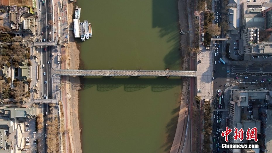 12月29日，航拍视角下的黄河兰州段。进入冬季以来，受上游来水量较少等因素影响，黄河兰州段河水水色逐渐变得清澈碧绿。（无人机照片）