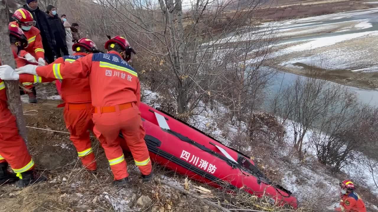 零下十摄氏度冰雪天小车坠河3人被困，甘孜炉霍消防挺身救人