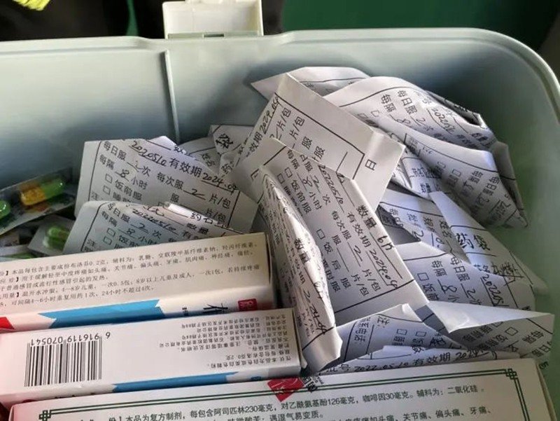 台州市三门县珠岙镇的乡村药剂师郑志会自掏腰包免费向村民发放退烧药。新华网发