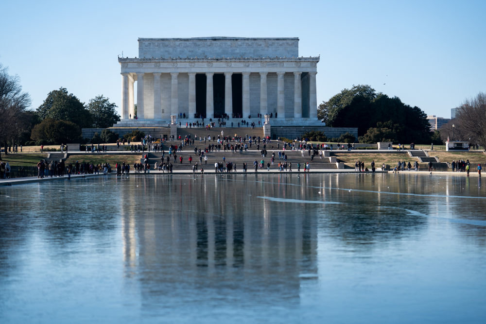 林肯纪念堂前的水池图片