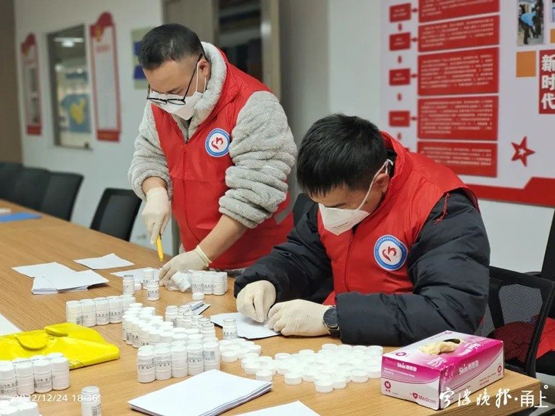 宁波市80后药店老板徐冬斌、王晓琴夫妇,将店里的4万粒布洛芬拆分,免费发放给市民。新华网发