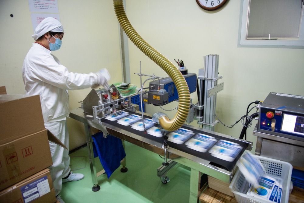 安邦制药员工在生产车间里制作药品包装。新华社记者陈思汗 摄