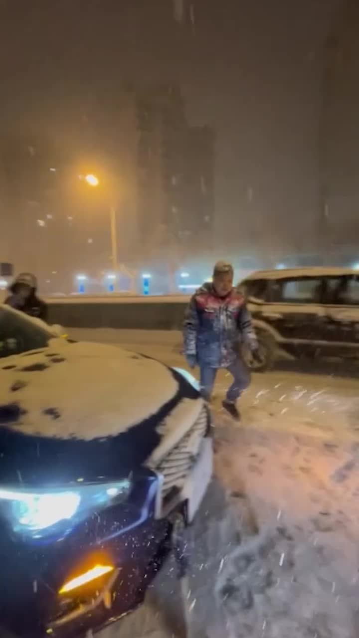 男子下班回家，两次停车救援被困雪中的车辆