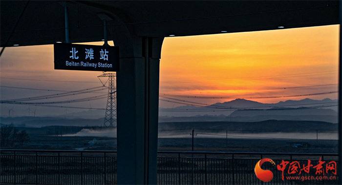 晚霞中的北滩站台 张博行 摄