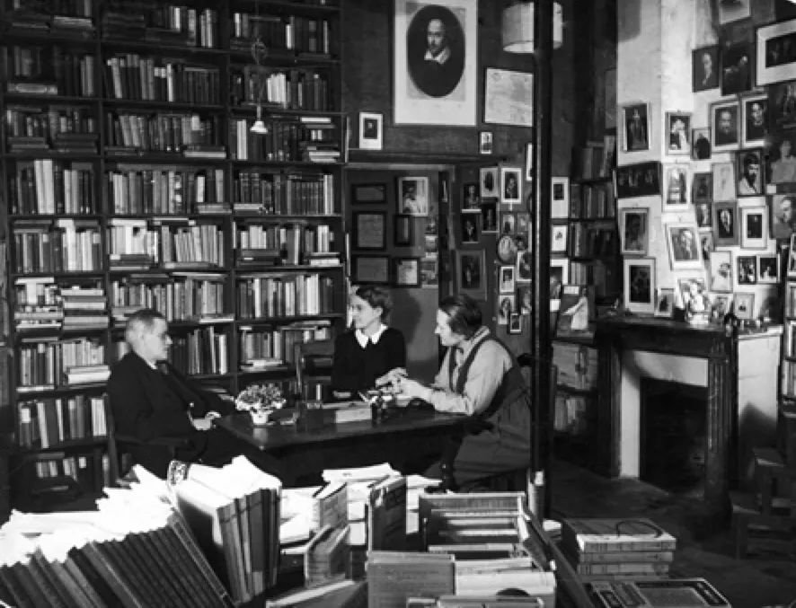 图为1938年乔伊斯和西尔维娅·毕奇、娜·莫尼耶在莎士比亚书店内；《查泰莱夫人的情人》曾被劳伦斯的两位作家朋友奥尔丁顿和赫胥黎，带去出版《尤利西斯》的莎士比亚书店请求出版，但遭到拒绝。