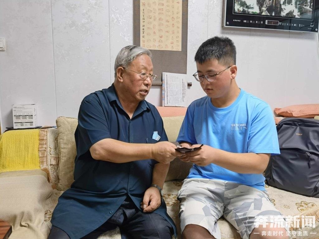 八旬老人8年资助15名困难学生 受助者上门家人才知晓