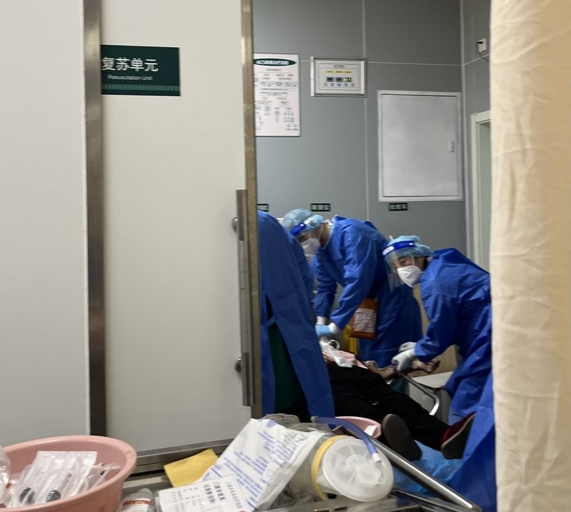 医护们正在抢救病人。李楚悦 摄