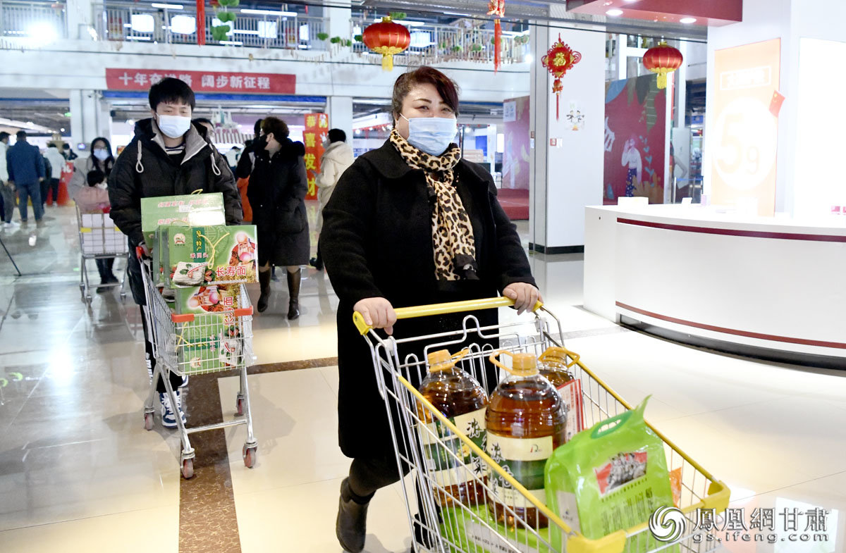 參加內購會的消費者滿載而歸 肖剛 攝