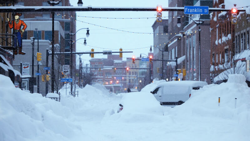 暴风雪袭击美国多地致57人死亡 纽约州布法罗上万家庭断电