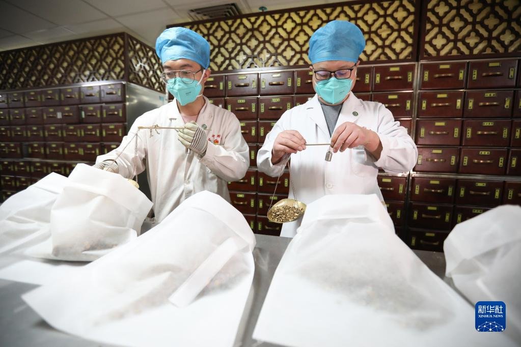 12月23日，在甘肃中医药大学附属医院中药房，药师调配中药方剂。新华社记者 马希平 摄