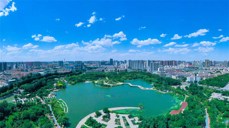 蓝天白云下的邯郸市龙湖公园。 河北日报记者史晟全摄