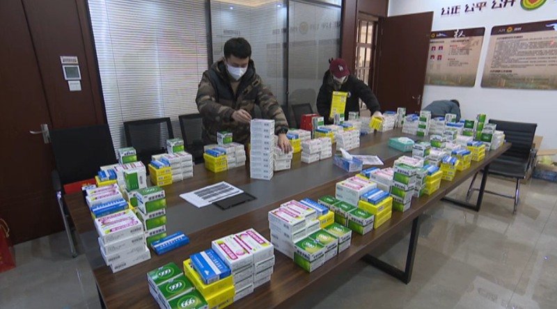 嘉兴平湖市文明办联动各镇街道与爱心企业在全市32个新时代文明实践中心(所、站)设置“友邻平湖 共享药箱”点位,工作人员正分装药品。新华网发