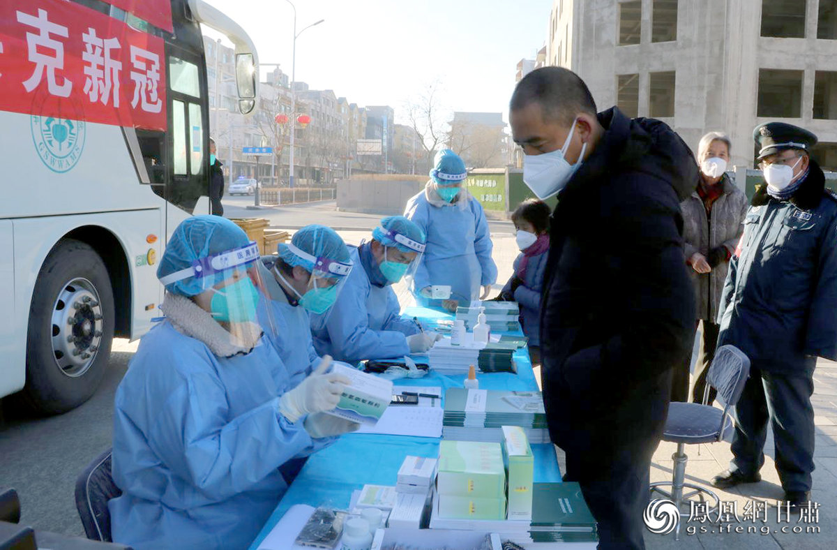 甘肃省武威医学科学院肿瘤医院推出“流动医院到家门、帮助群众抗新冠”服务 甘肃省武威医学科学院肿瘤医院组织宣传科供图