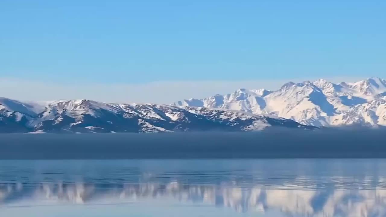 冬日的赛里木湖如天空之镜