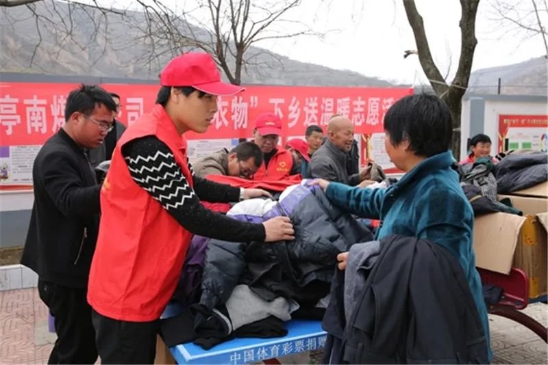 ▲ 亭南煤业公司将职工捐赠的400余件衣物发放给当地困难群众