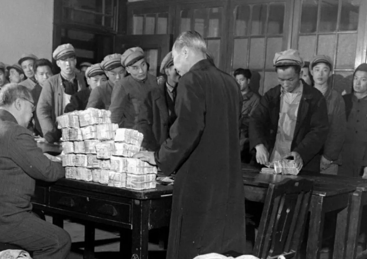 解放前夕,承受着恶性通货膨胀的上海人民(图片来源:网络)