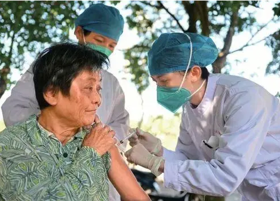 医护人员进村为老年人接种新冠疫苗。图源:新华社
