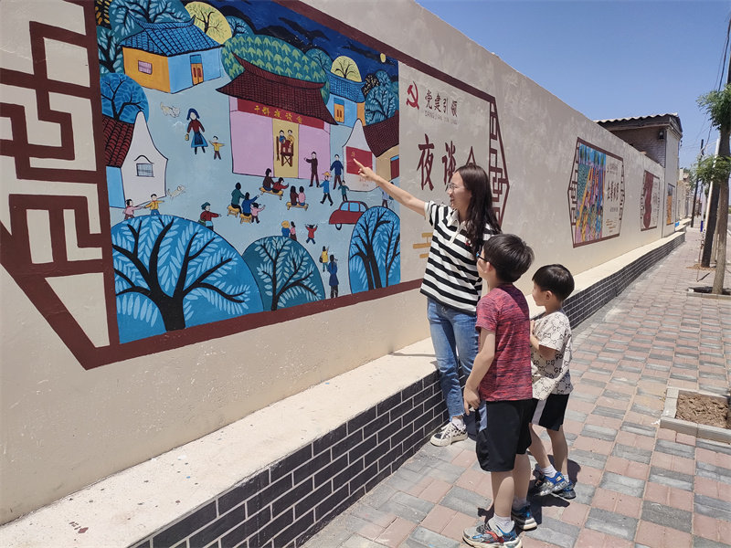 鹿泉区新寨村的文化墙绘制“干群夜谈会”相关内容。鹿泉区委组织部供图