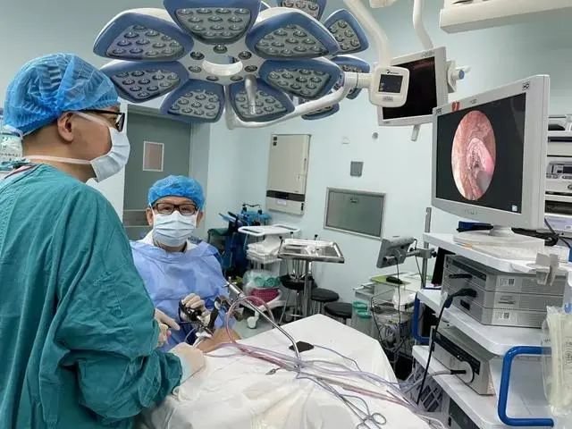 ● 为患者实施手术的张家雄(右一)