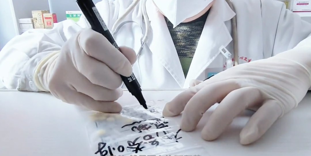 某村卫生室医生为村民开药。图源:齐鲁晚报