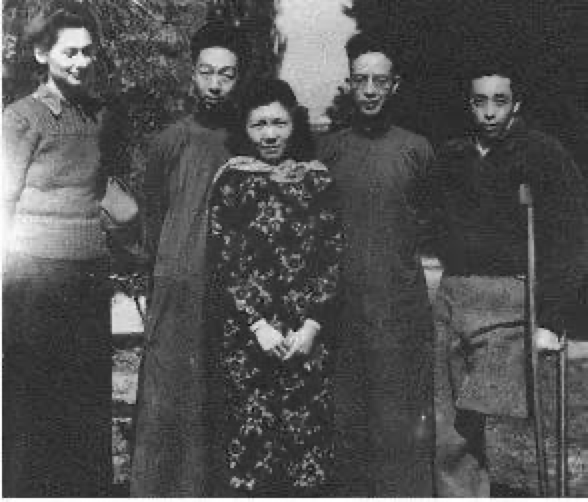 赵瑞蕻（右二）杨苡（右三）夫妇以及杨苡哥哥杨宪益，戴乃迭与战友萧亦五于南京国立编译馆院内。